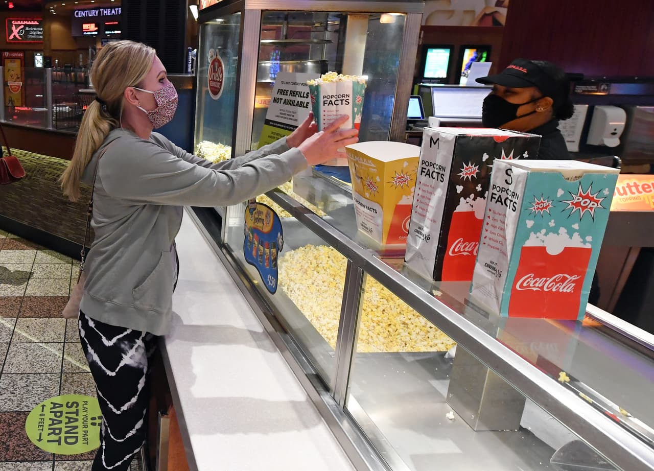 Siendo las dos terceras partes del PIB esa economía real,
<b>fortalecer la economía de las familias y los individuos puede ayudar a que "la economía salga de esta recesión</b>, pero para eso por ahora necesitan recursos ya que la economía está parcialmente frenada, o sea que toda la cadena de producción no está activa", dijo Ramos.