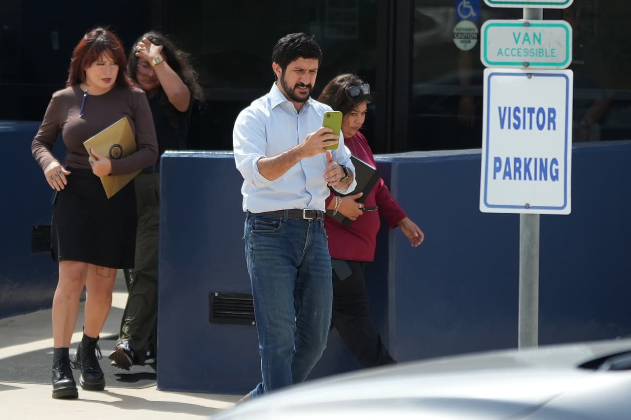 "Necesita un doctor, no una orden de deportación", congresista visita al venezolano baleado por ICE en el centro de detención