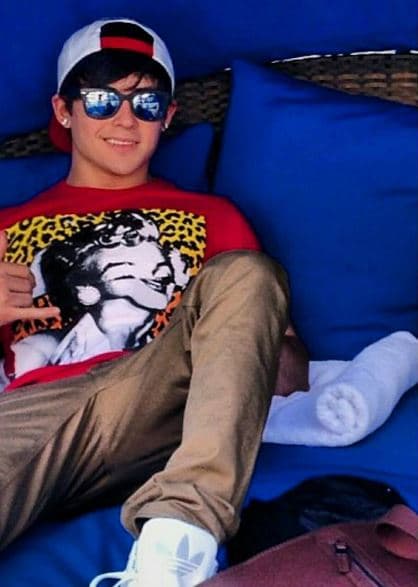 Desde que decidió cantar, las chicas lo persiguen por todos lados.