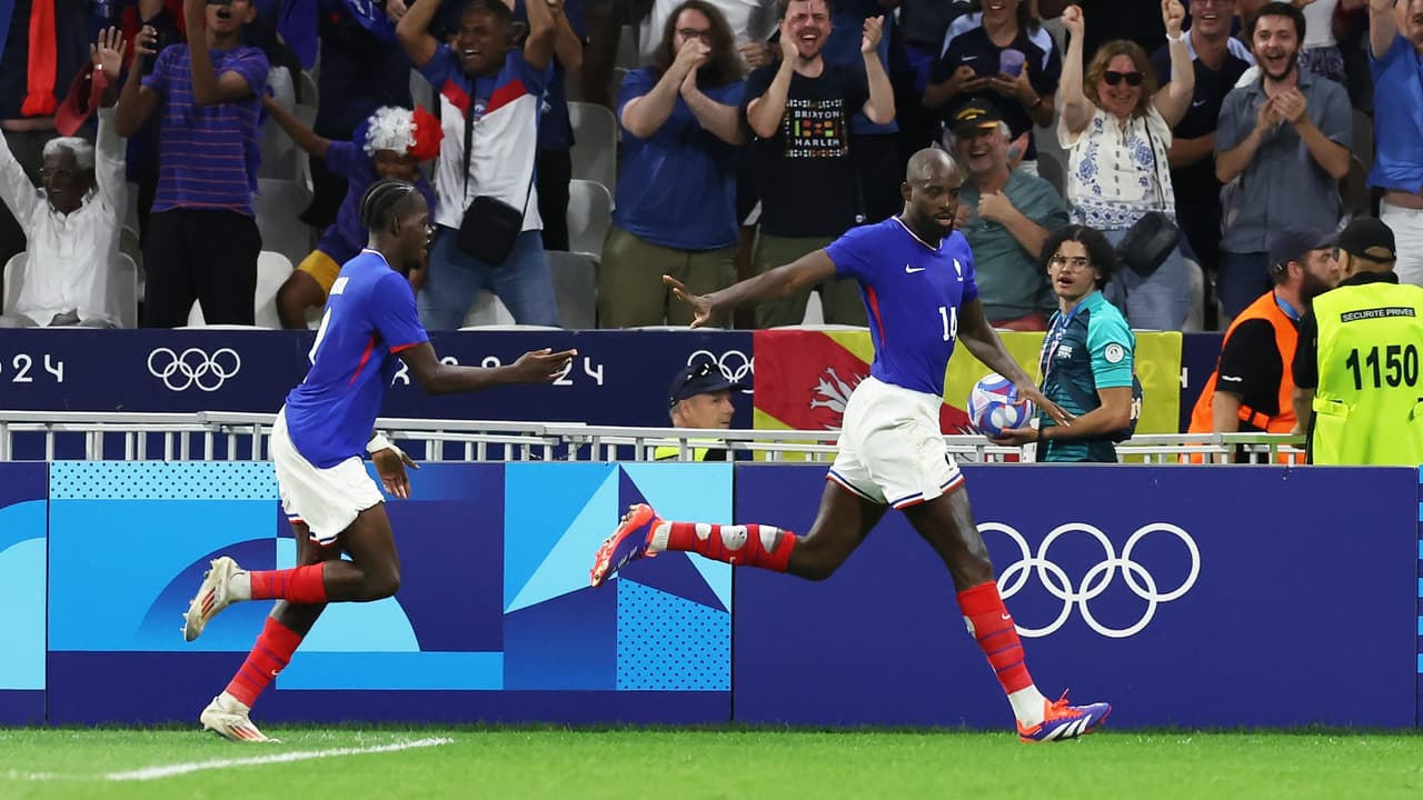 ¡Por el oro! Francia remonta a Egipto con doblete de Mateta 