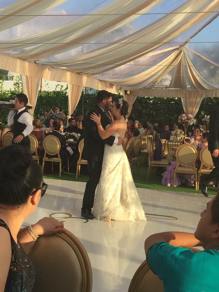 La canción de Sin Bandera, "Y Llegaste Tú", fue la canción elegida por los novios como vals.