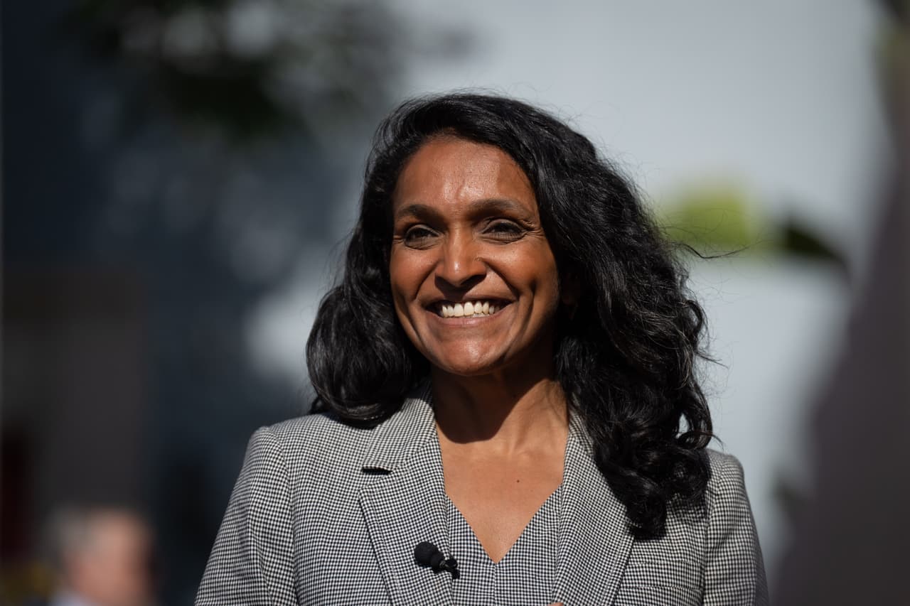 Nithya Raman y Karen Bass se medirán en la segunda vuelta en Los Ángeles