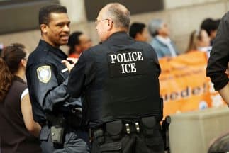 El programa tiene como objetivo obligar a las policías locales colaborar estrechamente con la Agencia de Inmigración y Aduanas (ICE) en el arresto de inmigrantes indocumentados.