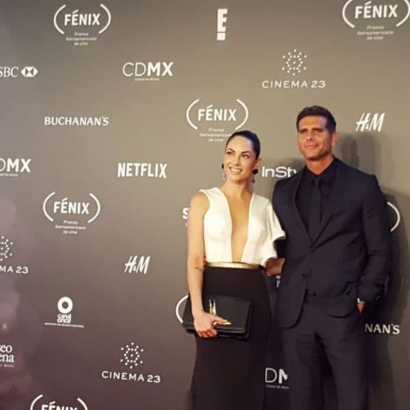 "Cuando te vas de fiesta con la más linda de la ciudad, no hay palabras para contar tantas historias ni lugar para guardar tanto amor. ♥️ #PremiosFénix @cinema23oficial@premiosfenix @delamori".