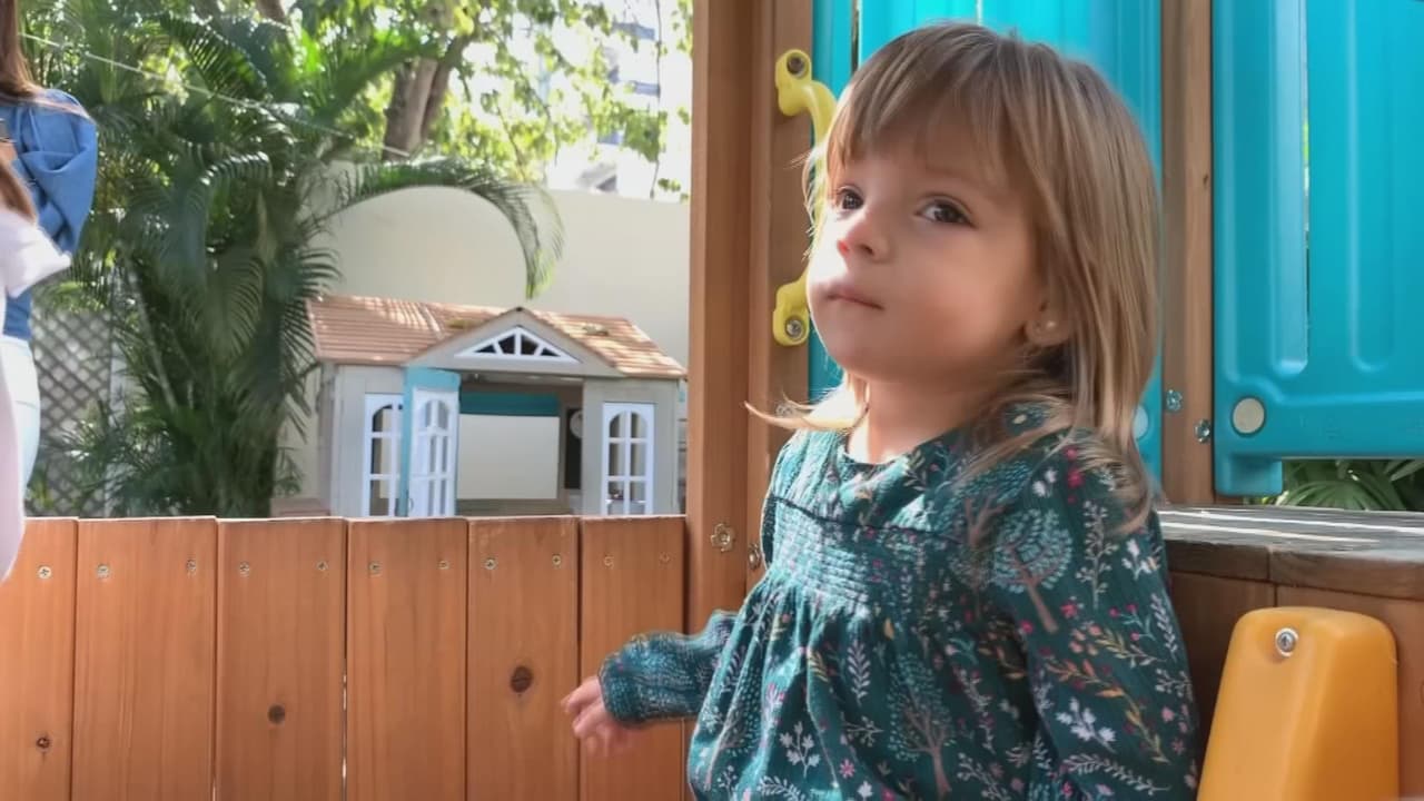 Niña hispana participa en estudio médico para encontrar la cura a la rara enfermedad que padece