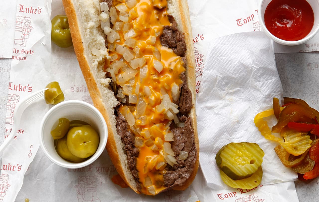 <b>Ícono jugoso</b>: El clásico 
<b><a href="https://www.univision.com/local/philadelphia-wuvp/aqui-te-decimos-donde-encontrar-los-mejores-cheesesteaks-en-filadelfia-fotos">Philly cheesesteak</a></b> consiste en rebanadas de carne de res y queso derretido en un rollo largo de hoagie. Esta popular comida rápida se puede encontrar en todo Estados Unidos, pero ¿dónde más probar los mejores cheesesteaks que en la ciudad donde se fundó? De hecho, el restaurante original donde se inventó el cheesesteak sigue en pie. Dirígete a Pat's King of Steaks para probar este favorito de Filadelfia por ti mismo.
<br>
