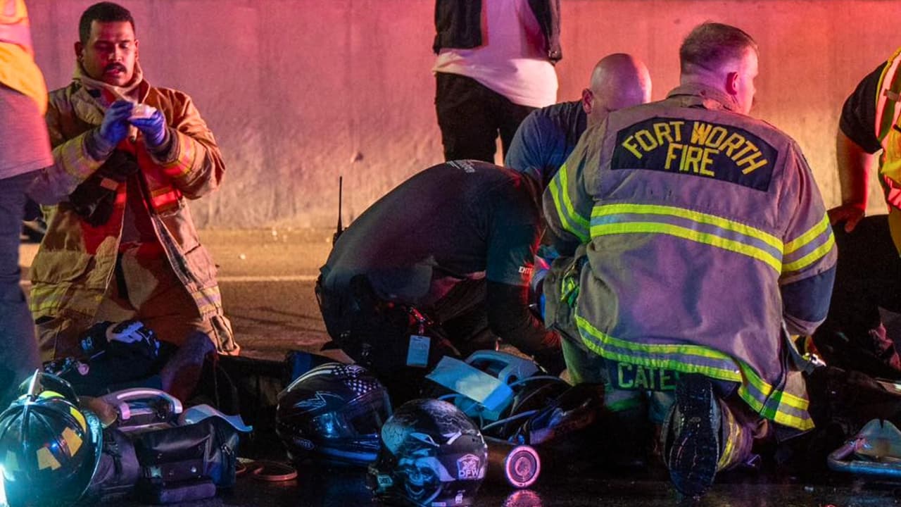 Durante varias horas, la autopista en dirección sur quedó cerrada mientras se realizaban labores de rescate y la policía iniciaba la investigación del caso. 
<b>Al sitio llegaron 11 unidades de bomberos y 10 ambulancias.</b>
