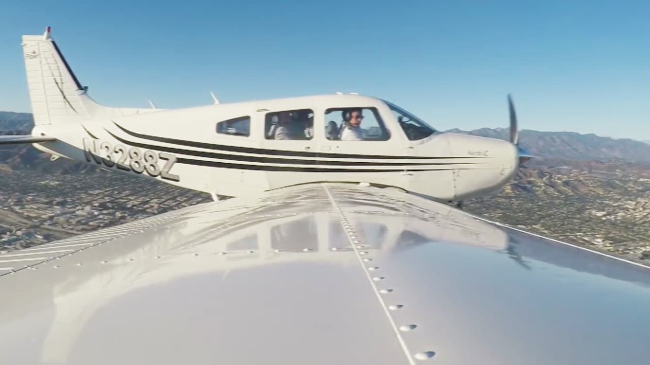 El Hangar de las Estrellas, la atracción donde los famosos acuden para aprender a pilotear un avión