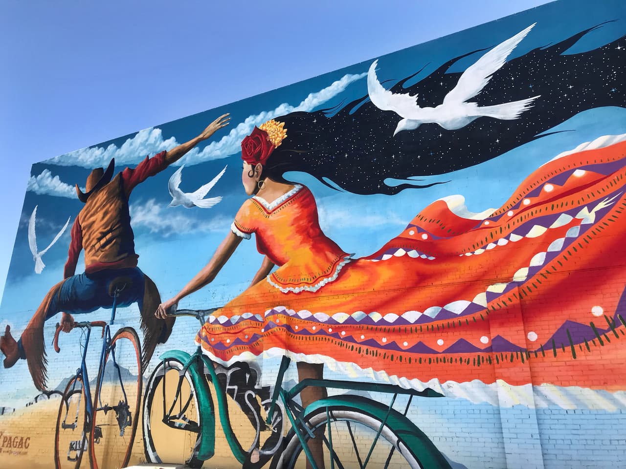 El mural “Epic Rides” se encuentra en el
<a href="https://goo.gl/maps/xHMRb6iYtTYWgKew9" target="_blank">534 N. Stone Avenue. </a>
<br>
<br>
<br>Artista: Joe Pagac
<br>