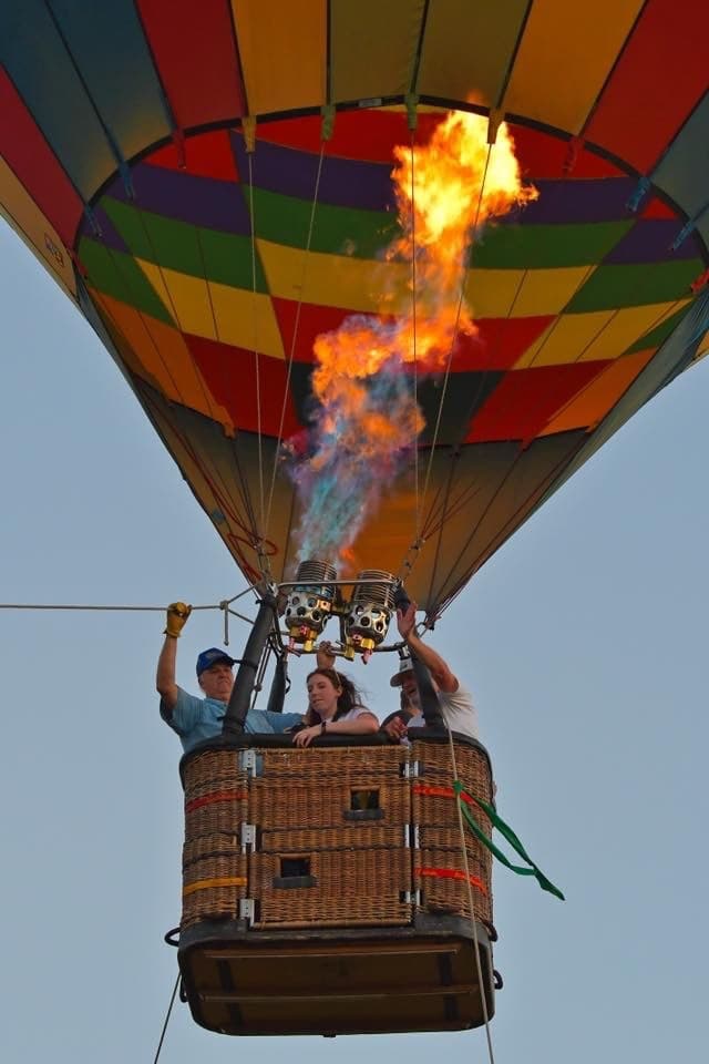 Podrás ver globos aerostáticos increíbles y dar un paseo en un globo aerostático atado.