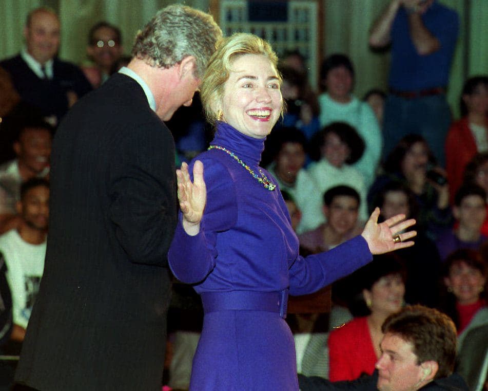 En esta escena sucedida el 12 febrero, de 1993, se podía intuir la relevancia que tendría Hillary en todo el paso de su esposo por la Casa Blanca, mientras ella ganaba aplausos y sonrisas su vestido unicolor, que uniformaba hasta su cinturón, de hombros abombados se convertía en referencia del momento. ROBERT GIROUX/AFP/Getty Images