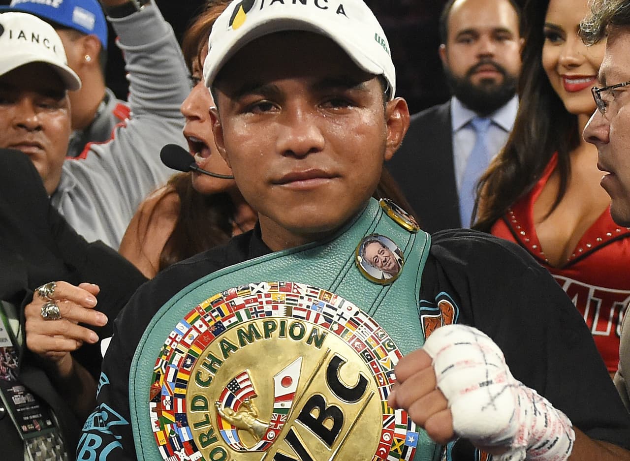 Román González es galardonado como el mejor peleador del 2016.