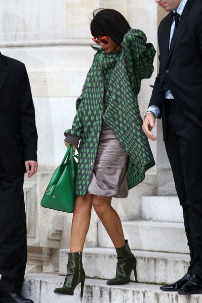 Y como el frío aún no termina, no dudes en usar un abrigo, lo puedes combinar con gris o negro.