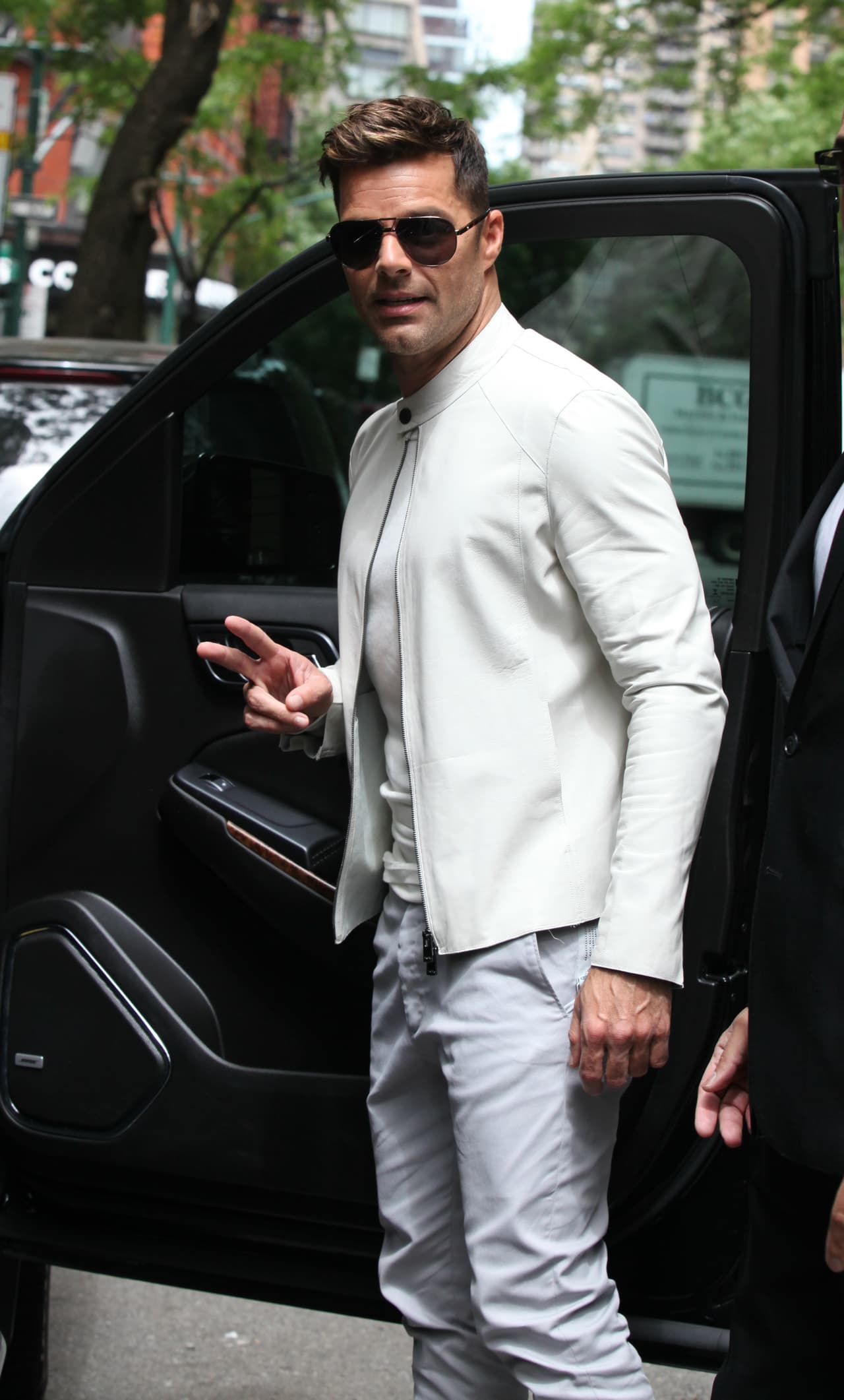 Bravo para el boricua de Ricky Martin que lleva la tendencia del blanco de manera adecuada. Además su barba de un día le da un toque especial que lo hace lucir muy apuesto.