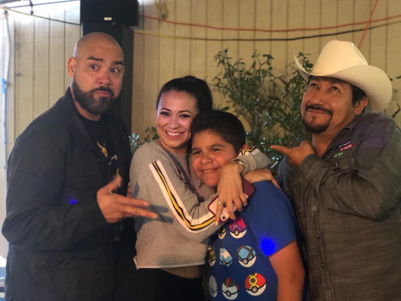 Grandes y chicos querían tomarse fotos con ellos.