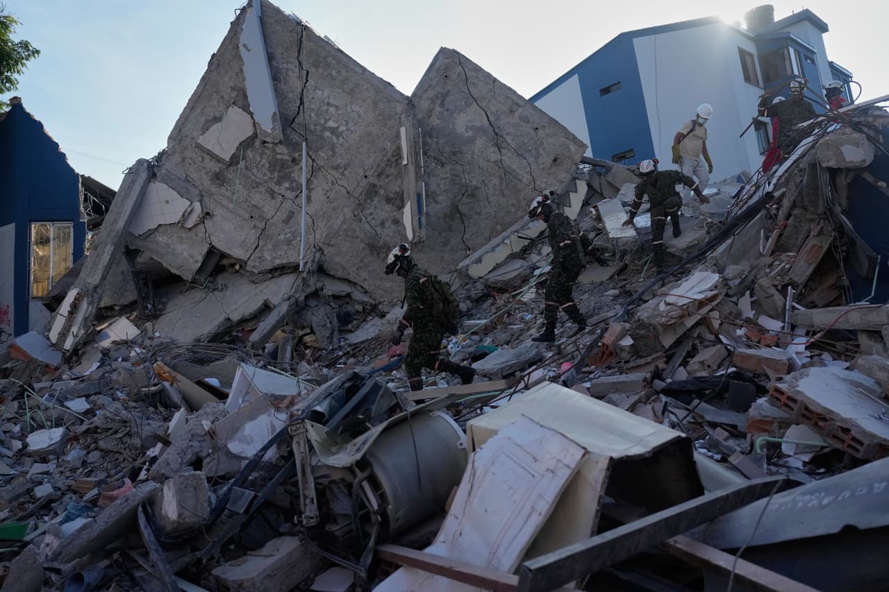 Personal militar de rescate camina sobre los escombros un día después de que el terremoto sacudiera Pereira, Colombia, el martes 11 de agosto de 2026. (Foto AP/Fernando Vergara)