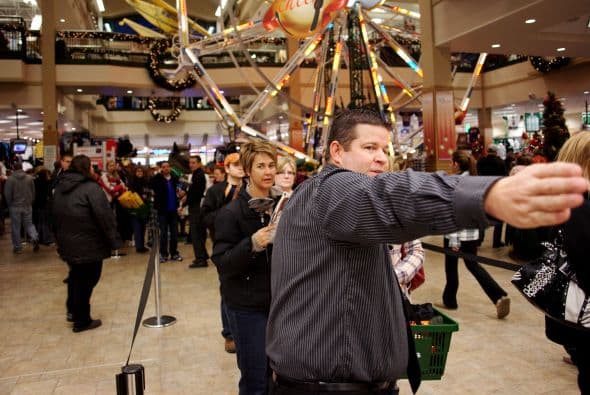 Como cada Viernes Negro las tiendas se llenaron de miles de personas con una sola intención: comprar a los mejores precios. Sin embargo, no todo fue color de rosa para los compradores ya que también hubo algunos accidentes violentos.