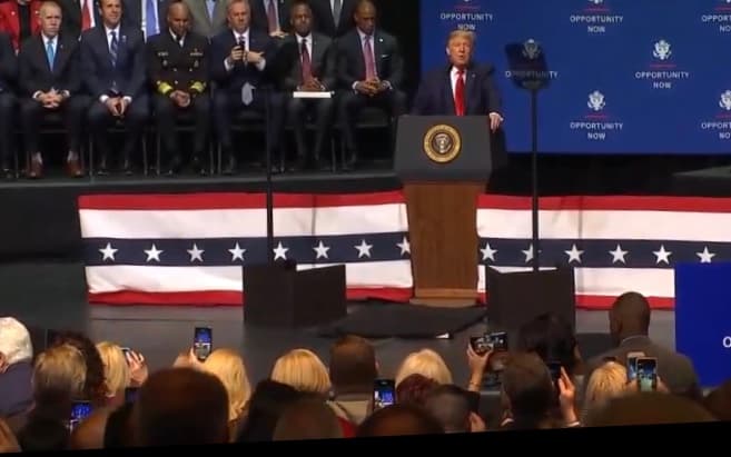 El Presidente agradeció a los senadores de Carolina del Norte, Richard Burr y Thom Tillis, por su respaldo durante el juicio politico en su contra.