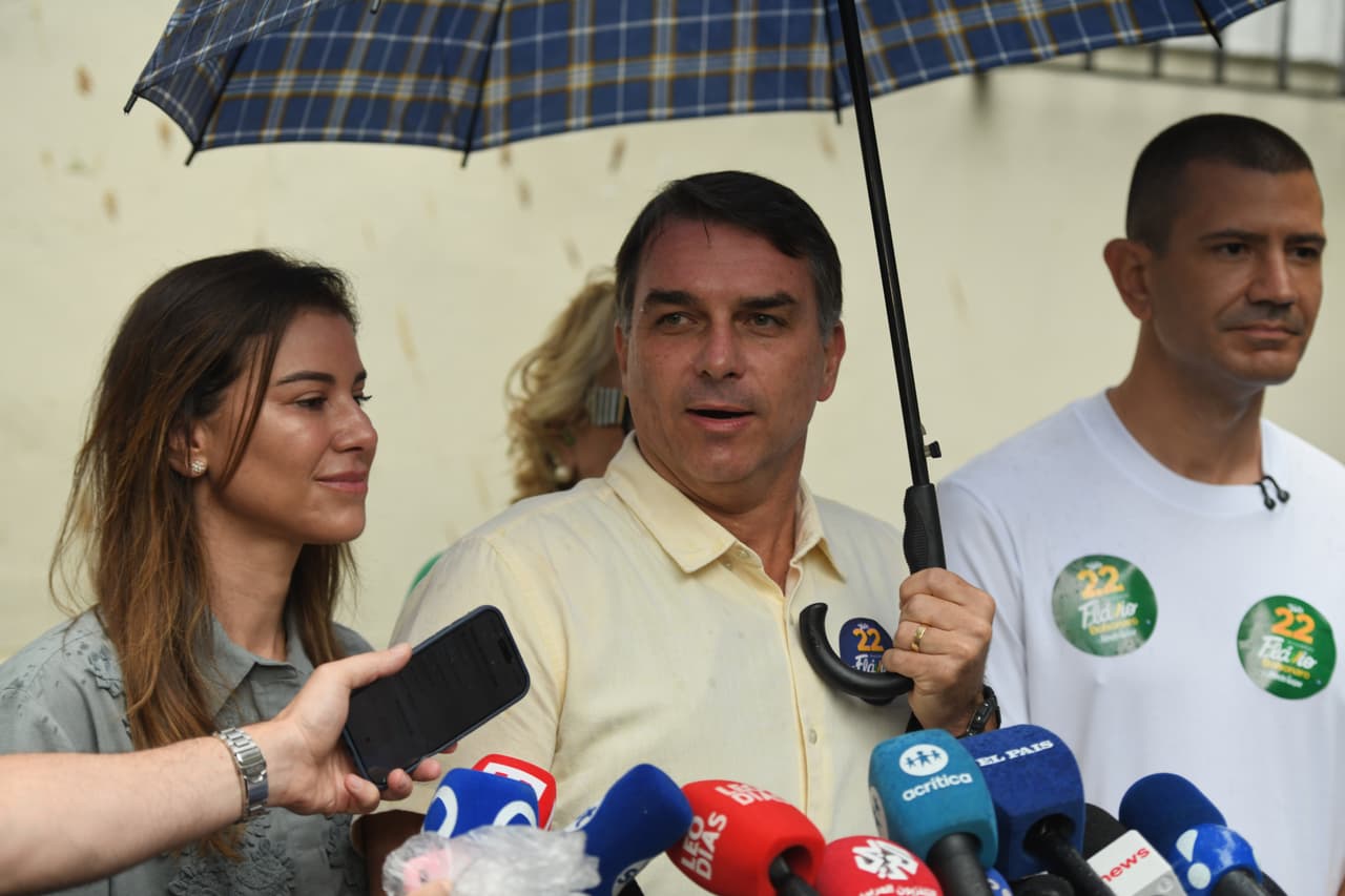 El candidato presidencial de la oposición, el senador Flavio Bolsonaro, habla con periodistas tras votar en la segunda vuelta de las elecciones presidenciales en Río de Janeiro, el domingo 25 de octubre de 2026.