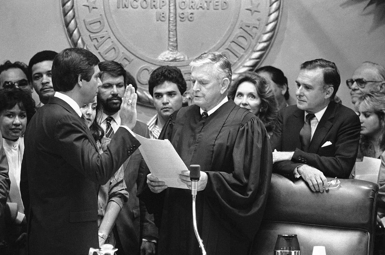 Juramentación del nuevo alcalde de Miami, Xavier Suárez, 13 de noviembre de 1985. Suárez fue el primer alcalde de la ciudad nacido en Cuba.
