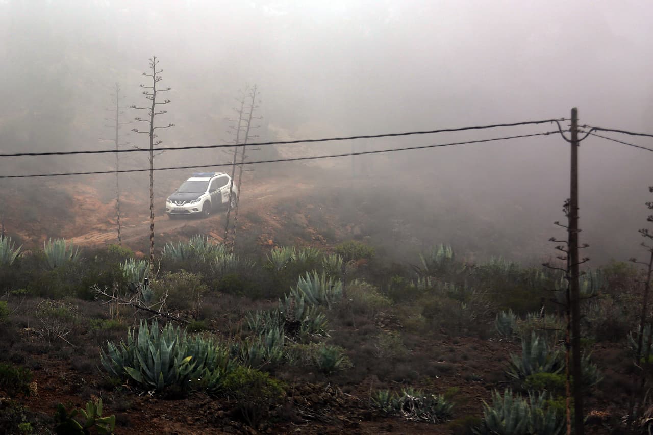 Está vivo por poco: un niño llamado Jonás, de solo cinco años, 
<b>consiguió escapar de una cueva donde su padre presuntamente mató a su madre y a su hermano mayor.</b> El menor logró huir y durante varias horas deambuló en estado de shock por el monte hasta que fue encontrado por unos excursionistas. Jonás, que nació en Alemania, no pudo decirles a los excursionistas lo que había pasado ya que no hablaba español. Él había llegado el lunes a Tenerife junto con su madre y hermano, ahora muertos, para visitar a su padre, quien vivía en la isla, según fuentes cercanas a la investigación citadas por medios locales. En la imagen, un auto de la Guardia Civil durante el operativo para buscar a la madre y el hermano.