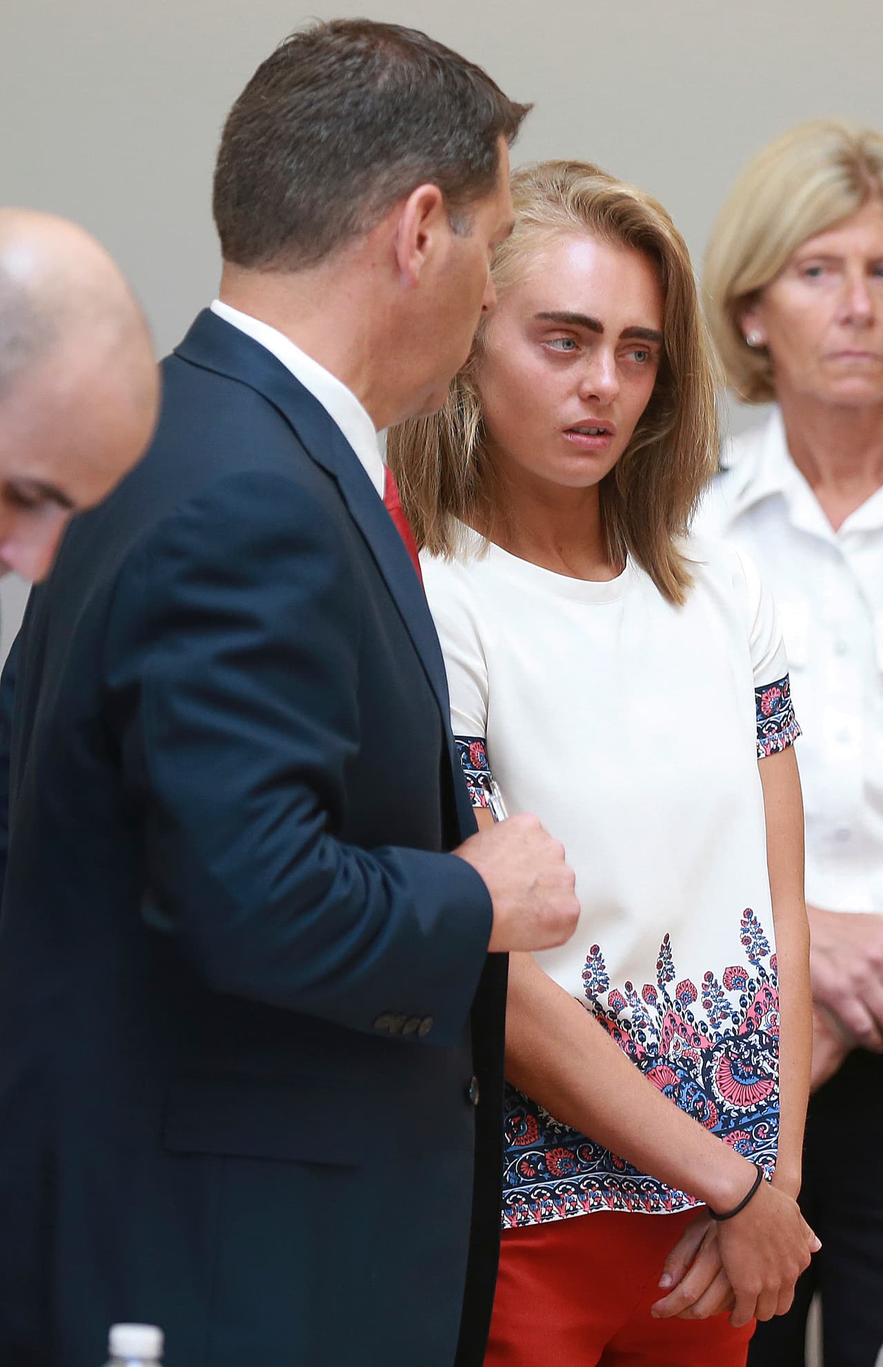 Finalmente, Moniz dictó 
<b>una sentencia de dos años y medio para Michelle Carter</b>, de los que deberá cumplir 15 meses en prisión y el resto en libertad condicional supervisada por un oficial ante el que deberá presentarse. El juez además le restringió todo tipo de contactos con la familia de Conrad Roy III o con los testigos del juicio. Le prohibió que sacara provecho económico de lo ocurrido.