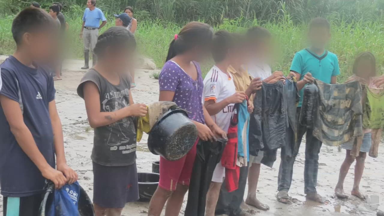 Denuncian que niños indígenas son usados para limpiar derrame  de petróleo  en Perú
