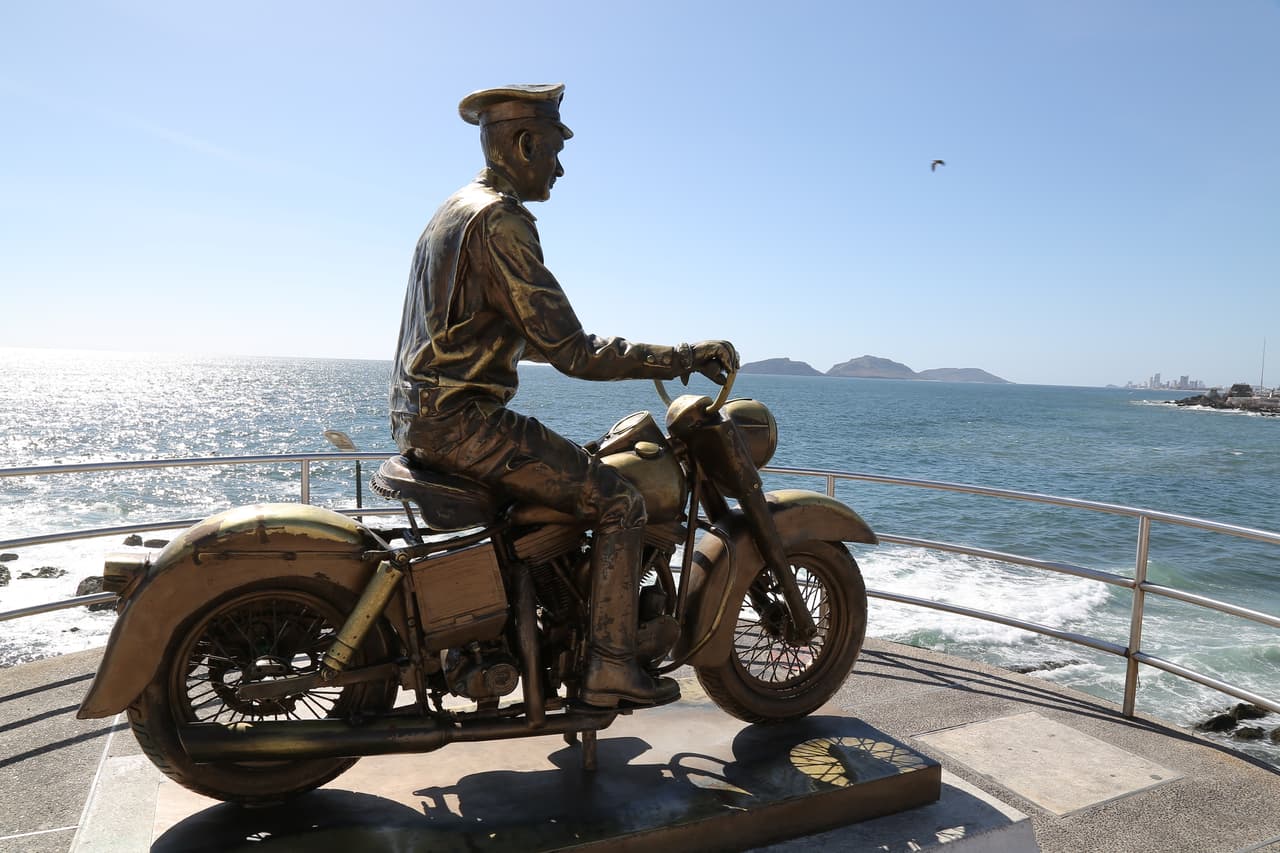 El actor Pedro Infante, nacido en esta ciudad, tiene su monumento junto a la playa.