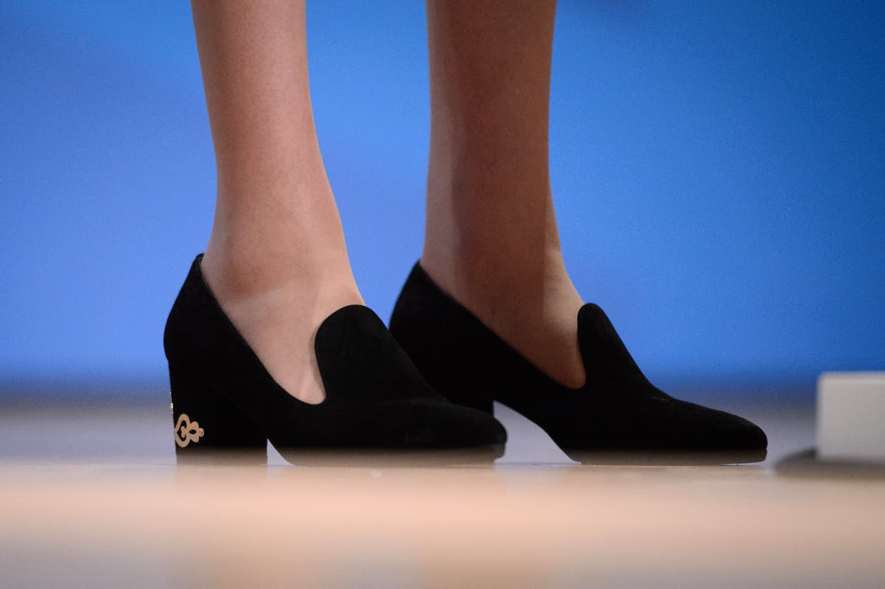 Estos zapatos tipo Luis XV, típicos de los que usaban los hombres en la monarquía cuando los tacones eran más propios del género masculino que del femenino, fue los que usó Theresa May en la convención del partido conservador, en 2014.