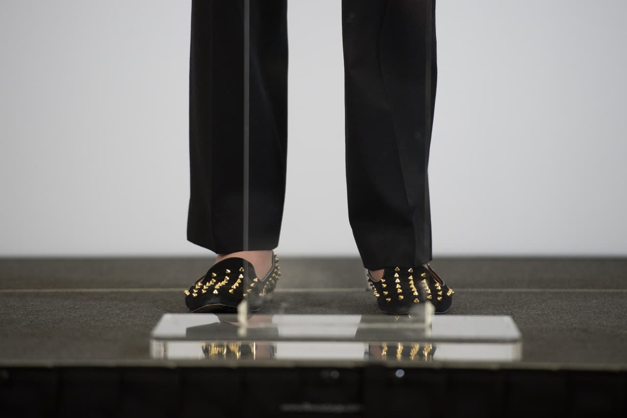 ¿Pueden los taches ser formales? la primera ministra responde con contundencia. Estos 'flats' de cuero y apliques brillantes fueron los compañeros perfectas para su estructurado traje negro durante un discurso que dio en Londres en 2013.