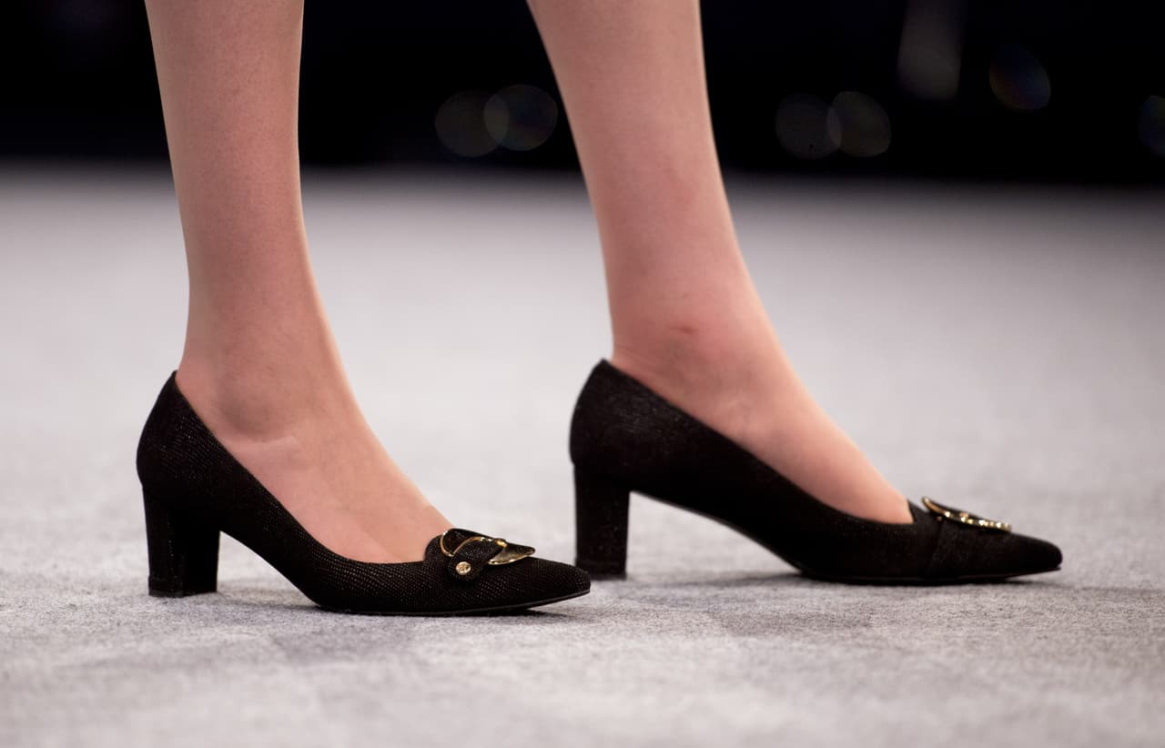 Apelando siempre a un estilo clásico, la nueva primera ministra tiene una envidiable colección de zapatos comparable a la de la emblemática Imelda Marcos. Sus tacones favoritos son los tipo años 30 de tacón cuadrados de puntas levemente redondeadas y con hebillas doradas. Unos propios de las abuelas que recientemente se han vuelto a poner de moda entre las más jovencitas.