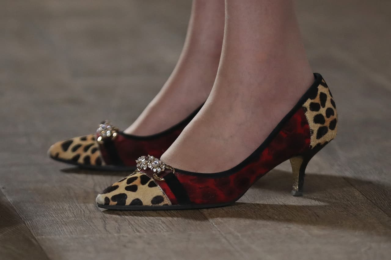 El estampado 'animal print' tipo leopardo ha sido el más fotografiado en sus zapatillas. La mujer que tendrá que llevar a su país a encontrar su camino por fuera de la Unión Europea tiene un gusto tal por la moda de, que se atreve a llevar estampados animales de diferentes colores, un riesgo que incluso las más versadas fashionistas no se atreven a tomar.
