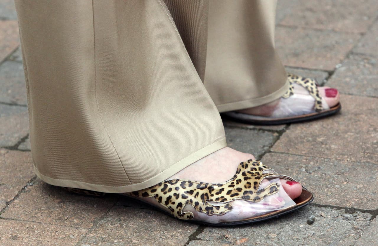 Y si como si usar leopardo en sus zapatos no fuera suficiente riesgo, a Theresa May se le ha visto usar incluso tacones de ojo de pescado que dejan los dedos del piel desnudos. Un desafío a todos los códigos y una reinvención de las formas como las mujeres pueden caminar en el poder.