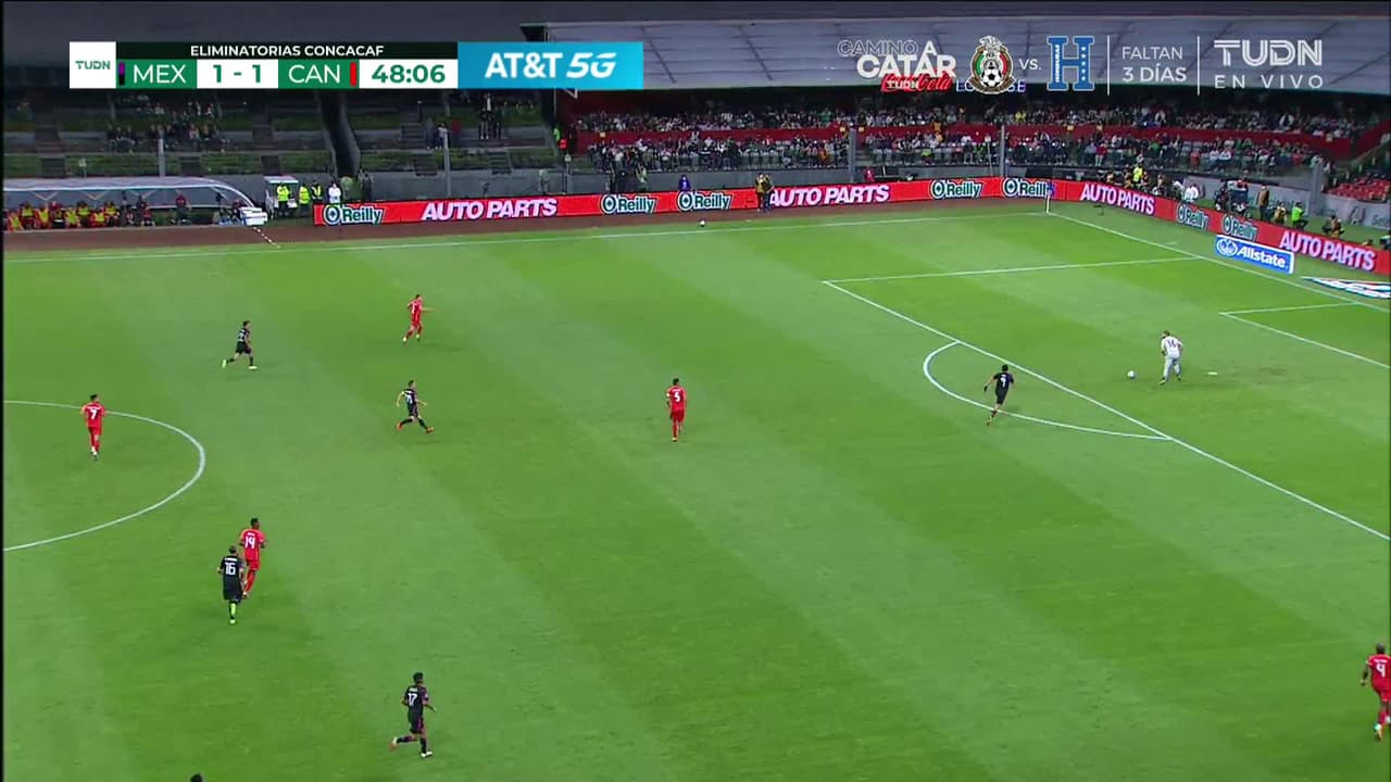 ¡CERCA! Raúl Jiménez disparó que se estrella en el poste.