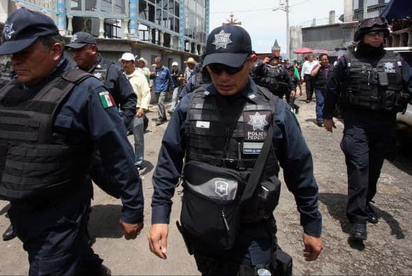 Al menos tres personas, entre ellas una reportera y un fotógrafo, fueron retenidas y posteriormente liberadas por pobladores de San Mateo del Mar, Oaxaca, donde existe un diferendo entre pobladores por la instalación de un proyecto eólico. Ver toda la información