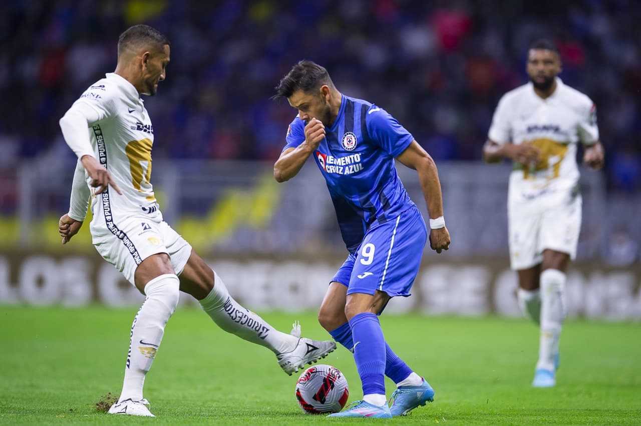 Un primer tiempo que no dio tregua en ningún centímetro de la cancha; Pumas no salió a defender su ligera ventaja de un gol y La Máquina hizo lo mismo en busca del gol que le daría el pase a la Final.