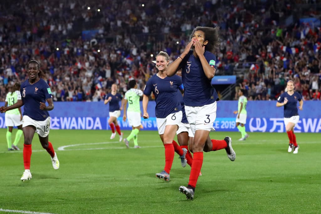 Francia festejó así lo que puede considerarse como una cuestionable victoria ante Nigeria por 1-0 con un criterio muy estricto para repetir un penalti.