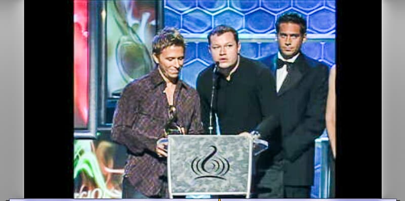 Noel Schajris y Leonel García, el argentino y el mexicano que conformaban el grupo Sin Bandera, se llevaron el premio al Grupo Pop del año. Compitieron en esa categoría contra Kabah, Las Ketchup y OV7. Fueron ganadores en el premio Álbum del Año Pop por su disco 'Sin Bandera', que incluía su primer sencillo 'Entra en mi vida' el cual los lanzó a la fama.