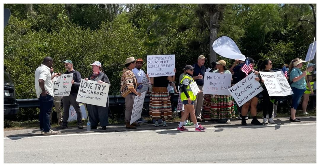 Protestas contra visita del presidente Trump al centro de detención de inmigrantes en los Everglades.