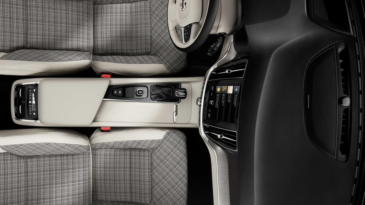 Esta hermosa
<b> tapicería en tela a cuadros disponible para la Volvo V60 2019 en Europa </b>no es algo que se vea con frecuencia en Estados Unidos y es probable que no llegue a nuestras costas. Sin embargo el rechazo del cuero por muchos clientes de marcas de lujo preocupados por temas ambientales quizás haga posible su llegada. Este es un pequeño misterio que será aclarado pronto.