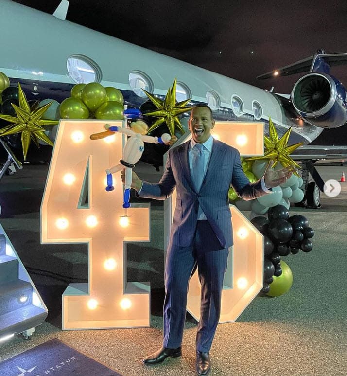 "Todos son amigos y 
<b><a href="https://www.instagram.com/p/CR1wVVpL_Ox/" target="_blank">ella estará en su fiesta</a></b>". La celebración del cumpleaños 46 del expelotero ocurrió la noche del martes 27 de julio.