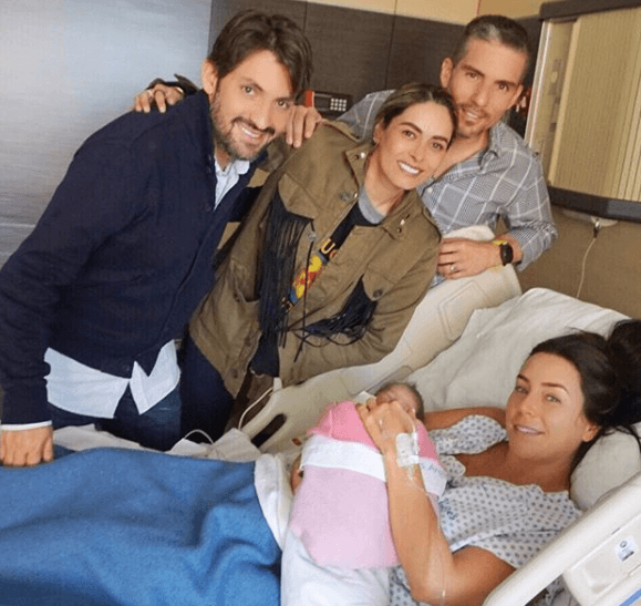 Los primeros en acudir a conocer a la pequeña fueron Galilea, la madrina y su esposo, Fernando Reyna, quienes acompañaron a Inés en ese gran momento y ella subió la imagen para desmentir que Galilea no hubiera ido al hospital como trascendió en algunos medios.