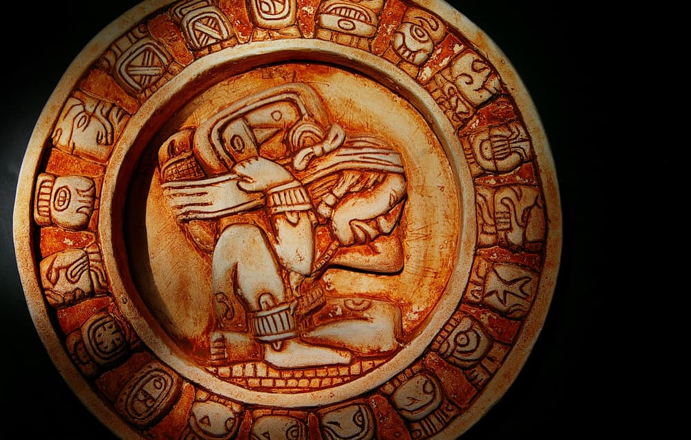 Los mayas eran grandes astrónomos y matemáticos. Muchos expertos, incluso, aseguran que el calendario Maya es más preciso que nuestro calendario. La cultura Maya también está basada en la naturaleza y el comportamiento animal, por lo que los 13 signos del zodiaco que forman el horóscopo Maya están directamente relacionados con los animales. ¿Sabes a qué signo perteneces?