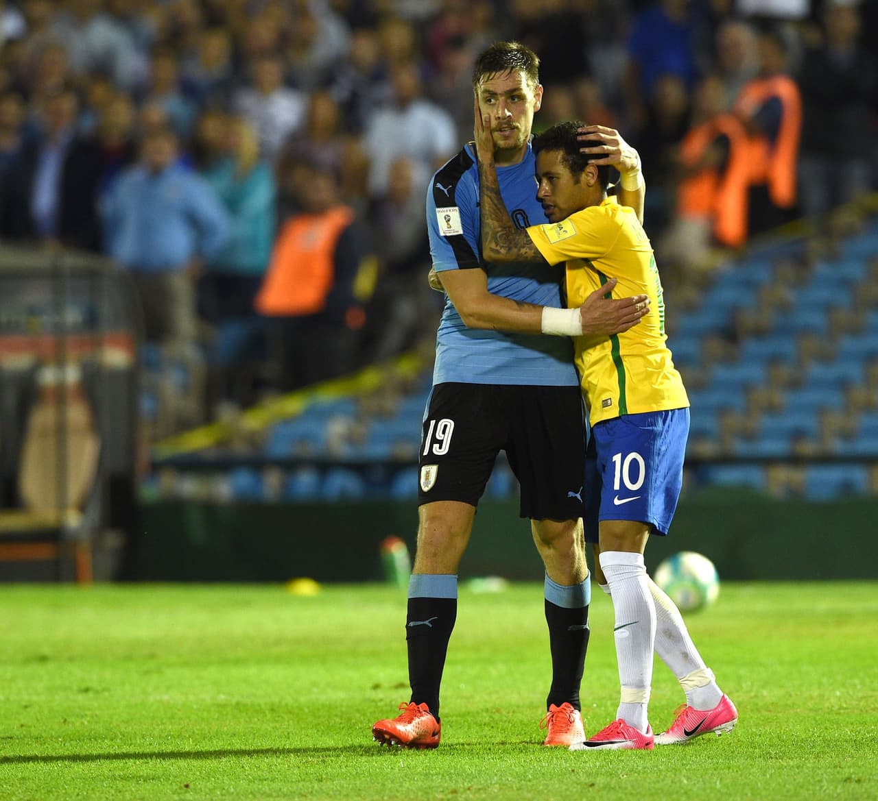 Ahora en cuartos de final, Brasil jugará contra Bélgica y Uruguay se medirá con Francia, ambos partidos que atraen el interés del planeta fútbol.
