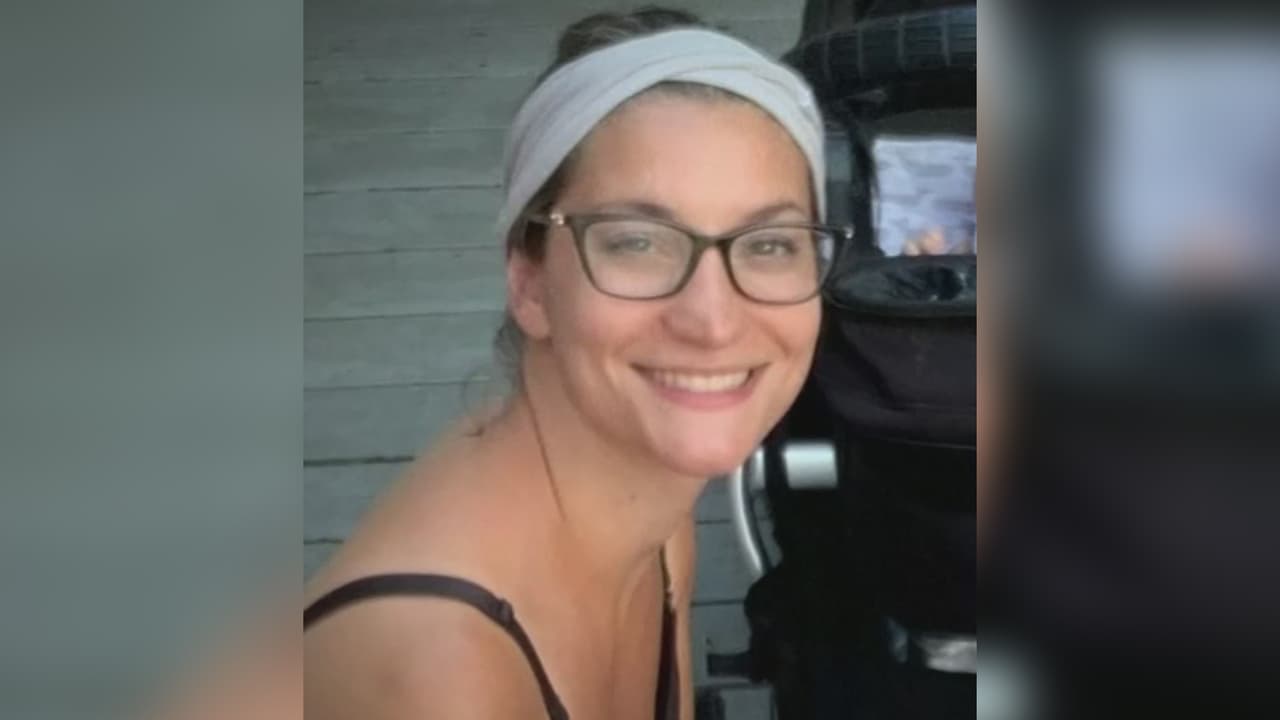 <b>Una madre es acusada de estrangular a su tres hijos: sufría psicosis posparto</b>
<br>
<br>Lindsay Clancy, una enfermera de 32 años, fue arrestada y acusada por presuntamente estrangular a sus tres hijos y luego intentar quitarse la vida. Su esposo pide que la perdonen, pues sufría de psicosis posparto. Una experta explica cómo se manifiesta esta condición en algunas mujeres.