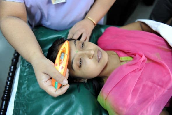 El día cero se le conoce al primer día en que la persona experimenta síntomas. Los primeros síntomas son fiebre, dolores, debilidad, pérdida de apetito, y no son muy específicos. Aquí comienza a catalogarse como “el periodo infeccioso”