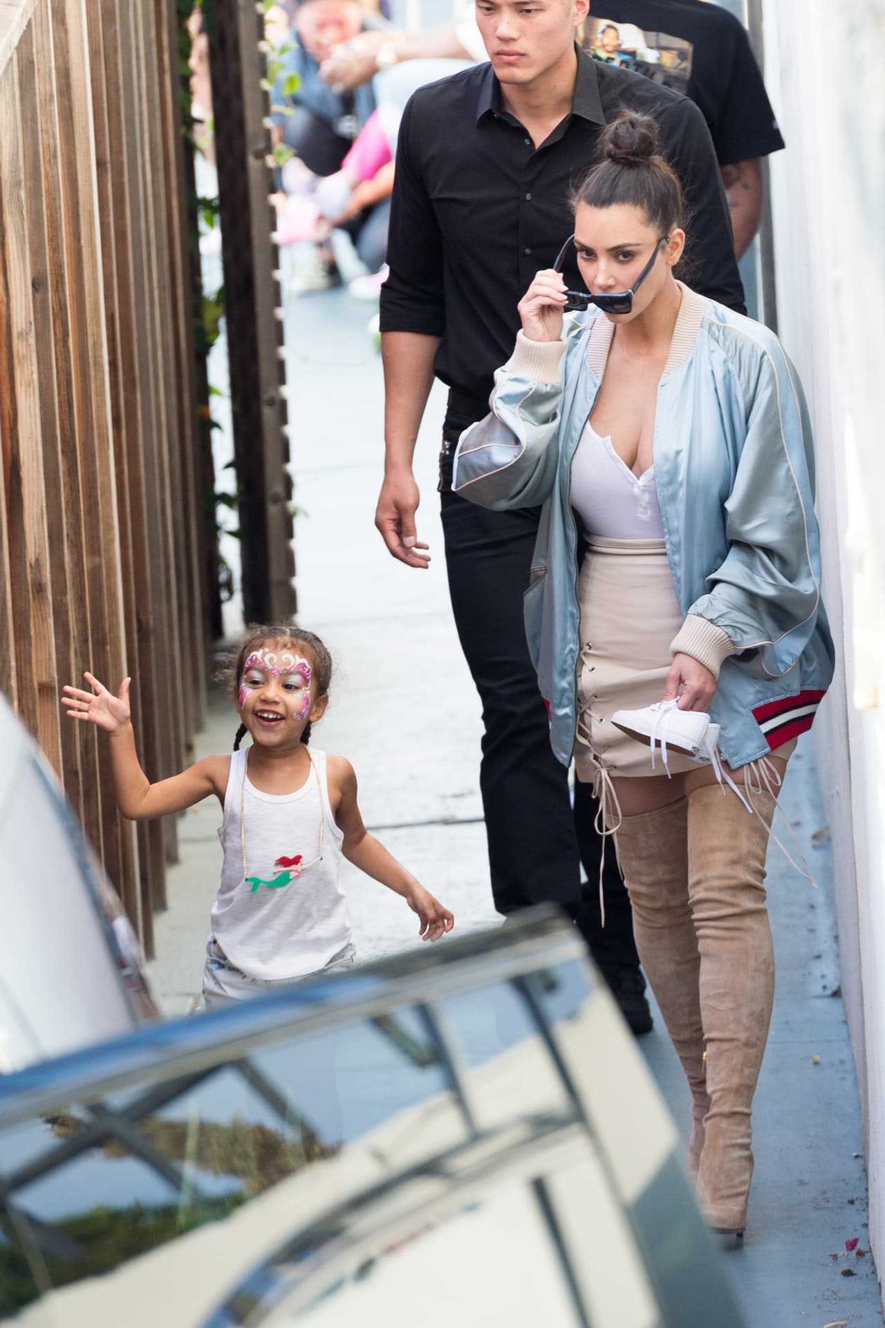 Kim cargaba los zapatos de su hija.