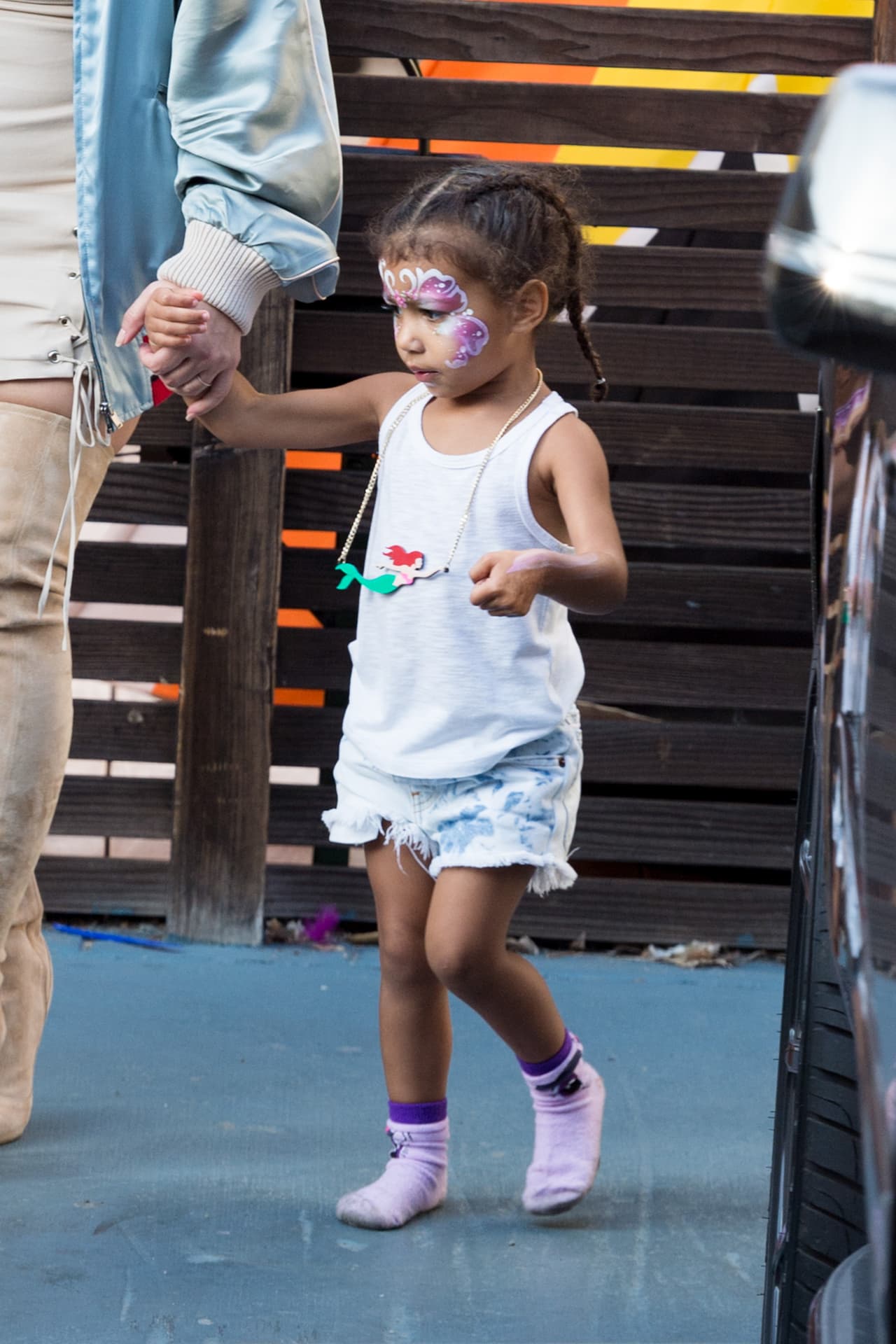 North hasta salió descalza de la fiesta.