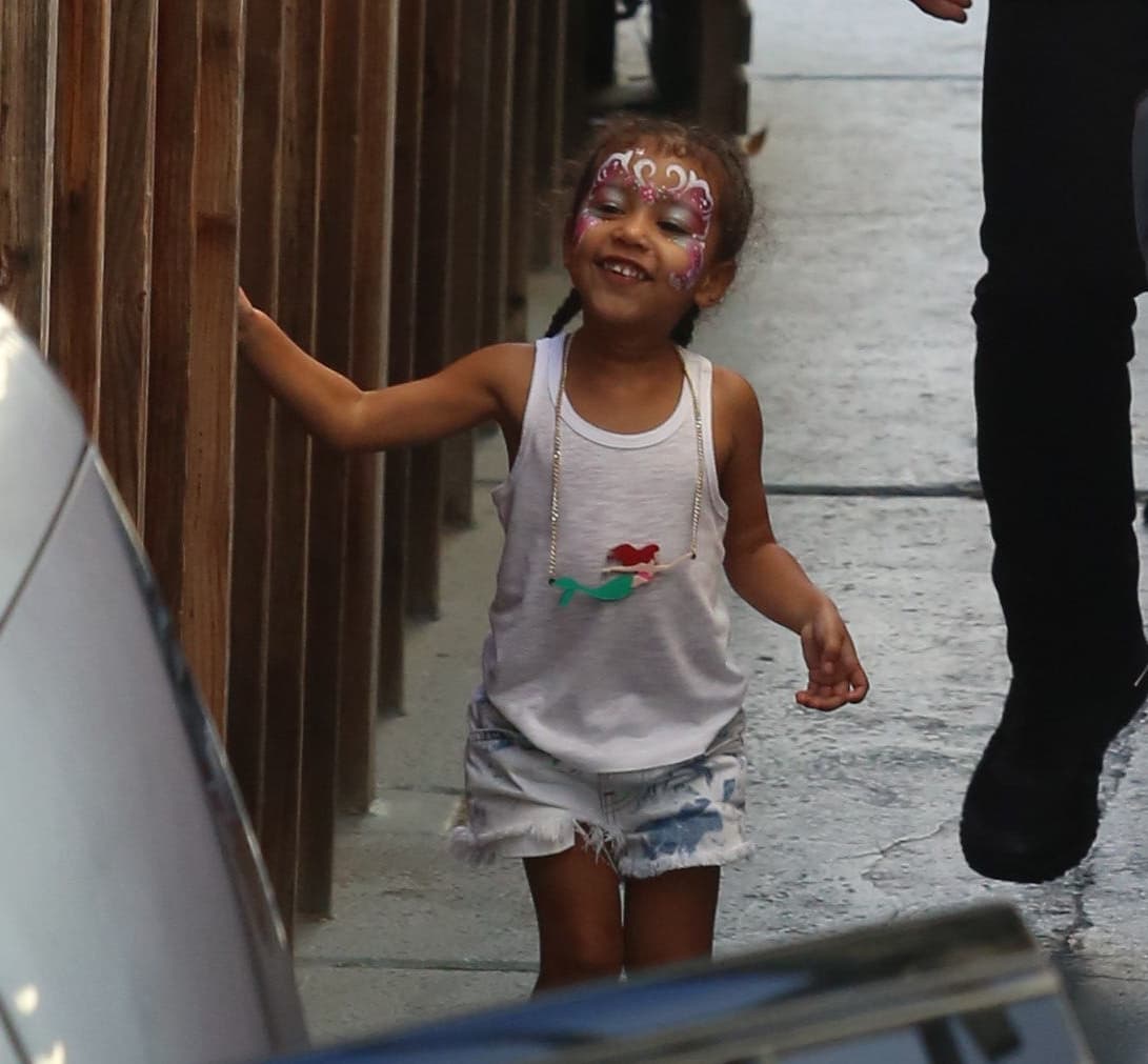 Nori salió muy sonriente de la fiesta.