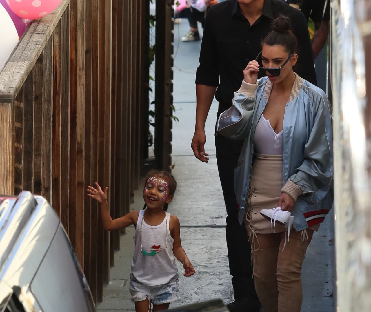 La estrella de televisión llevó a su nena a la fiesta de un amiguito.